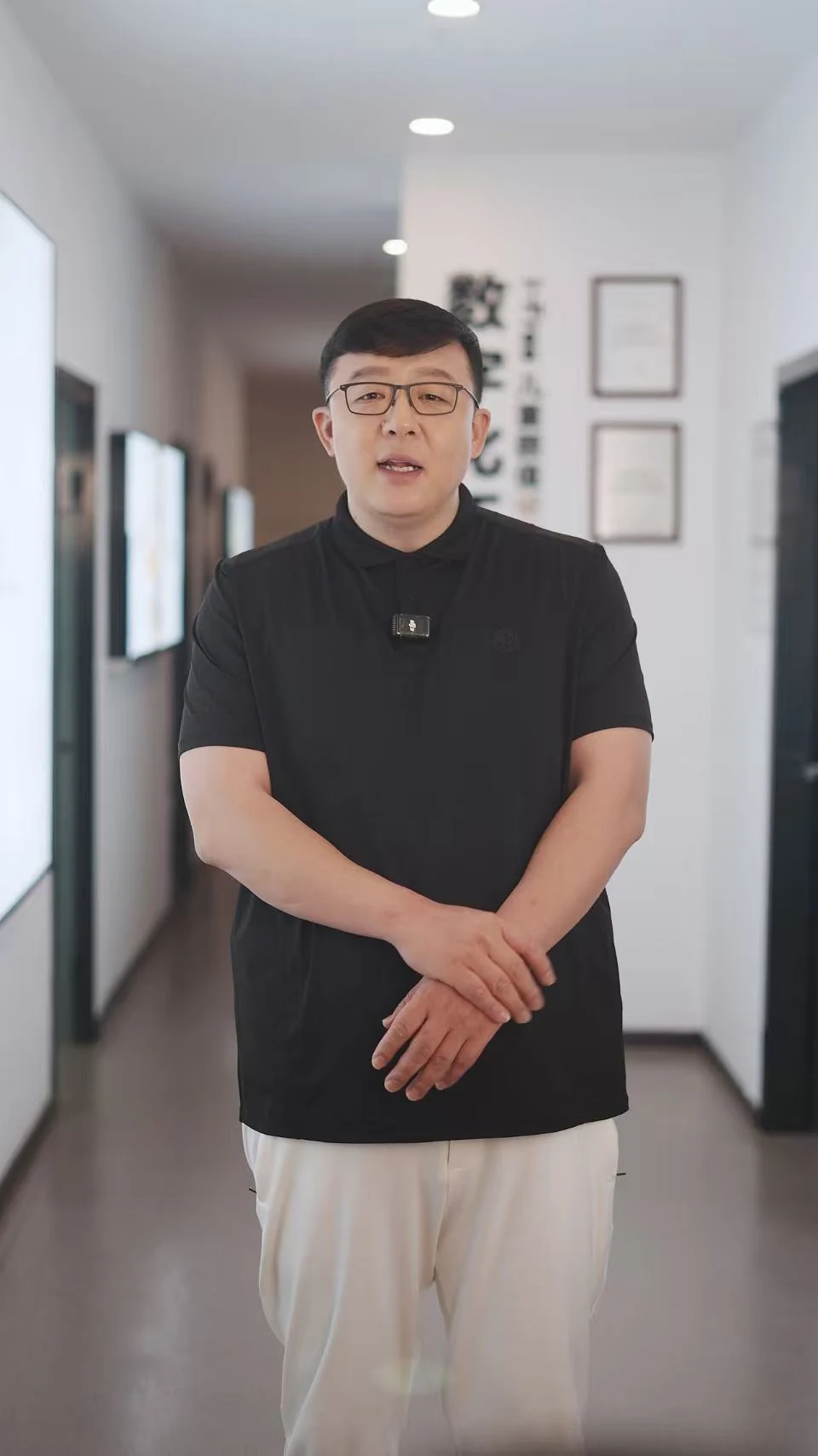 刚子在牙元素口腔院内走廊